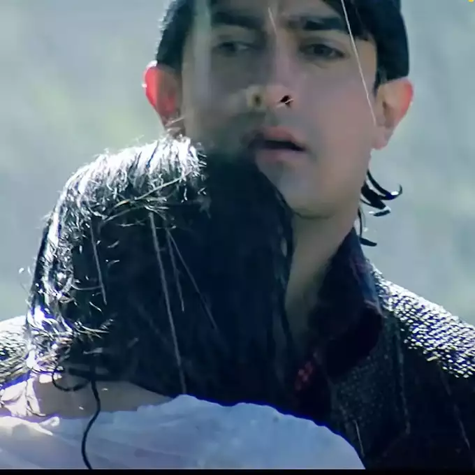 Aamir Khan and Karishma Kapoor Kissing scene